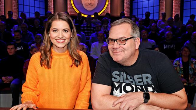 Bild: ARD/Morris Mac Matzen Rateteam-Kapitän Elton mit Fernsehmoderatorin Kristina Inhof.