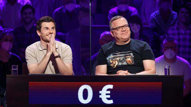 Bild: ARD/Morris Mac Matzen Rateteam-Kapitän Elton mit Fußballspieler Jonas Hofmann.