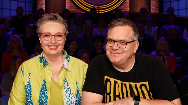 Bild: ARD/Morris Mac Matzen Rateteam-Kapitän Elton mit Gefragt-Gejagt-Quizspielerin Adriane Rickel.