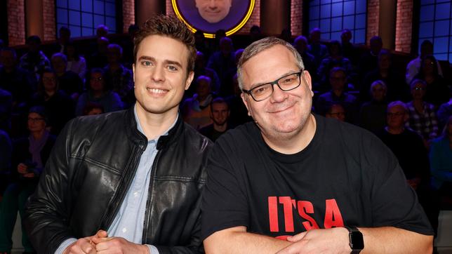 Bild: ARD/Morris Mac Matzen Rateteam-Kapitän Elton mit Journalist, Tagesschau-Sprecher und Autor, Constantin Schreiber.