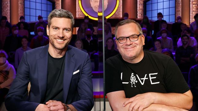 Bild: ARD/Morris Mac Matzen Rateteam-Kapitän Elton mit Journalist und Fernsehmoderator Ingo Zamperoni.