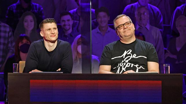 Bild: ARD/Morris Mac Matzen Rateteam-Kapitän Elton mit Kunstturner Lukas Dauser.
