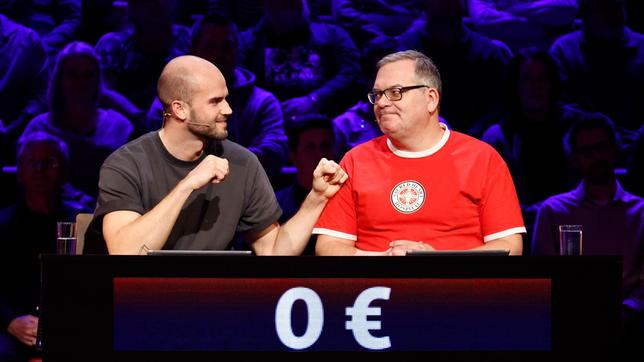Bild: ARD/Morris Mac Matzen Rateteam-Kapitän Elton mit Leichtathlet und Speerwurf- Europameister 2022, Julian Weber.