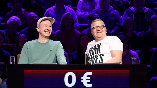 Bild: ARD/Morris Mac Matzen Rateteam-Kapitän Elton mit Musiker Florian Sump.