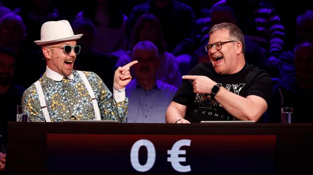 Bild: ARD/Morris Mac Matzen Rateteam-Kapitän Elton mit Musiker Jan Delay.