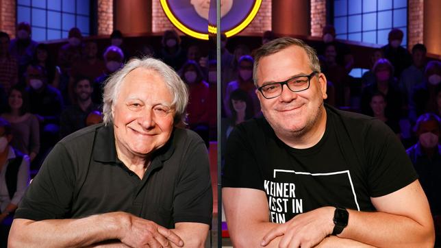 Bild: ARD/Morris Mac Matzen Rateteam-Kapitän Elton mit Musikjournalist und Kommentator des Eurovision Song Contest Peter Urban.