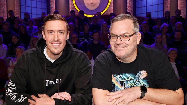 Bild: ARD/Morris Mac Matzen Rateteam-Kapitän Elton mit Profi-Fußballspieler Max Kruse.