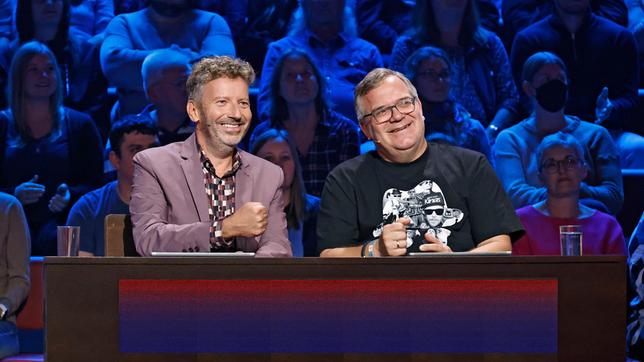 Bild: ARD/Morris Mac Matzen Rateteam-Kapitän Elton mit Radio- und Fernsehmoderator Thorsten Schorn.