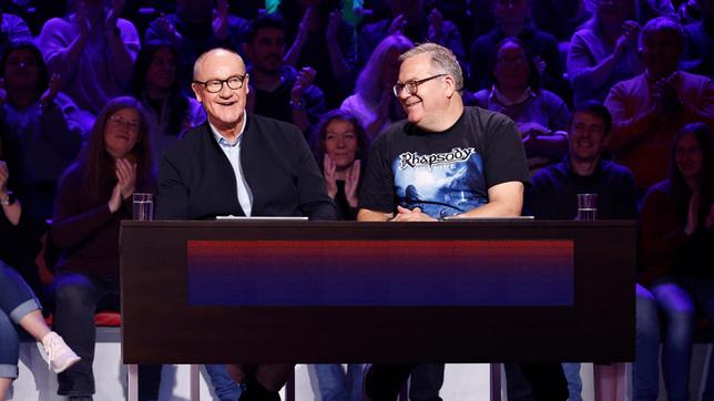 Bild: ARD/Morris Mac Matzen Rateteam-Kapitän Elton mit Radiomoderator und Komiker Bodo Bach.