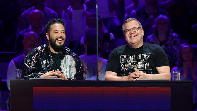 Bild: ARD/Morris Mac Matzen Rateteam-Kapitän Elton mit Sänger Adel Tawil.