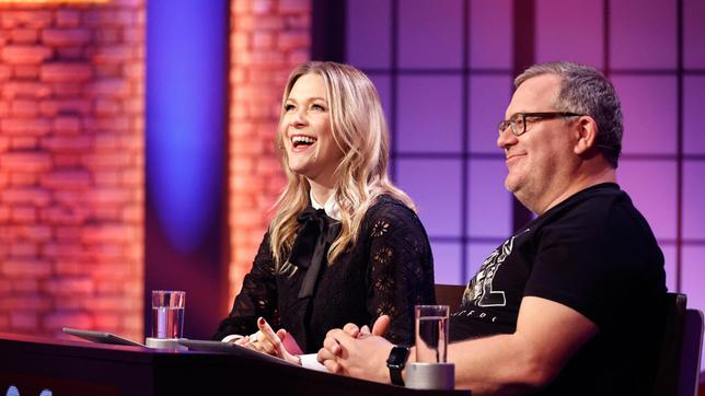 Bild: ARD/Morris Mac Matzen Rateteam-Kapitän Elton mit Sängerin Linda Hesse.