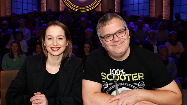 Bild: ARD/Morris Mac Matzen Rateteam-Kapitän Elton mit Sängerin, Musicaldarstellerin und Schauspielerin Senta-Sofia Delliponti - ‚Senta‘.