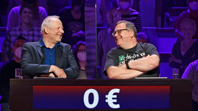 Bild: ARD/Morris Mac Matzen Rateteam-Kapitän Elton mit Schauspieler Axel Milberg.