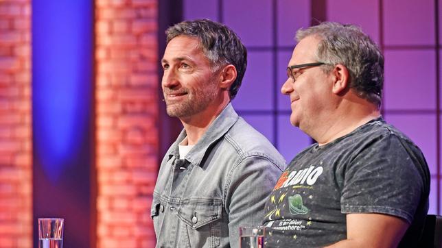 Bild: ARD/Morris Mac Matzen Rateteam-Kapitän Elton mit Schauspieler Benjamin Sadler.