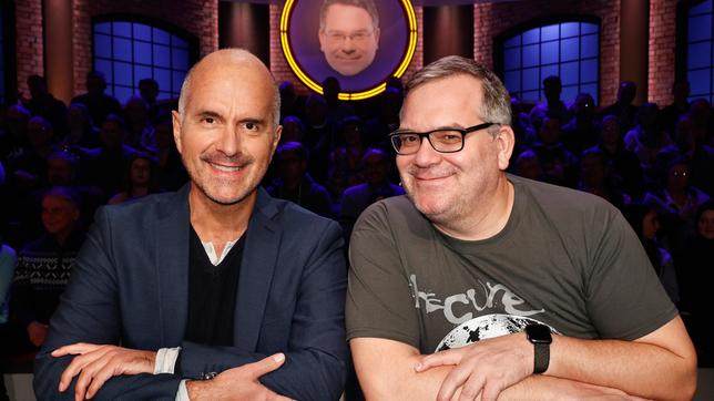 Bild: ARD/Morris Mac Matzen Rateteam-Kapitän Elton mit Schauspieler Christoph Maria Herbst.