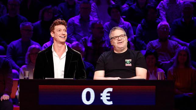 Bild: ARD/Morris Mac Matzen Rateteam-Kapitän Elton mit Schauspieler Daniel Donskoy.