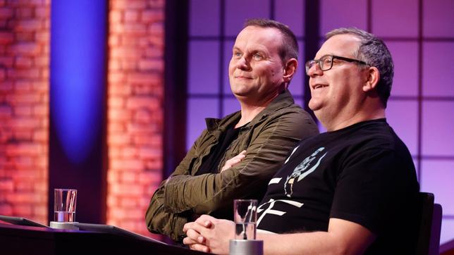 Bild: ARD/Morris Mac Matzen Rateteam-Kapitän Elton mit Schauspieler Devid Striesow.