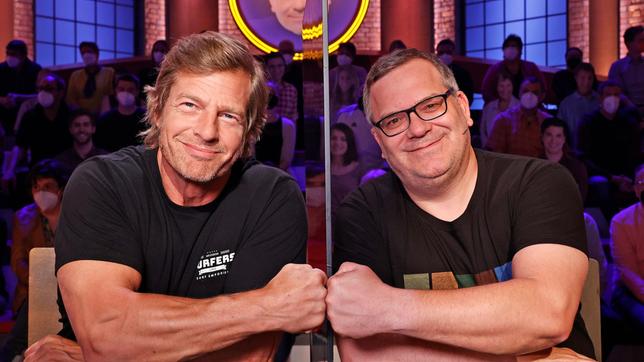 Bild: ARD/Morris Mac Matzen Rateteam-Kapitän Elton mit Schauspieler Henning Baum.