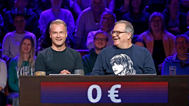 Bild: ARD/Morris Mac Matzen Rateteam-Kapitän Elton mit Schauspieler Hinnerk Schönemann.