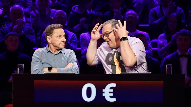 Bild: ARD/Morris Mac Matzen Rateteam-Kapitän Elton mit Schauspieler Richy Müller.