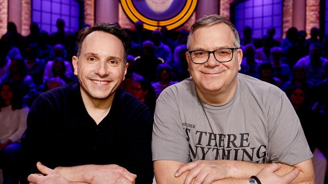 Bild: ARD/Morris Mac Matzen Rateteam-Kapitän Elton mit Schauspieler Stefko Hanushevsky.