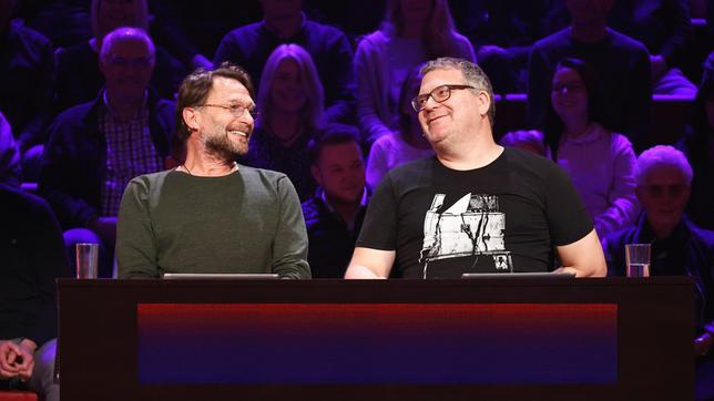 Bild: ARD/Morris Mac Matzen Rateteam-Kapitän Elton mit Schauspieler Thomas Kretschmann.