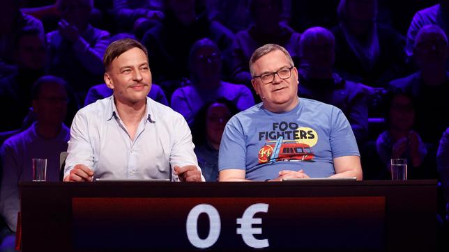 Bild: ARD/Morris Mac Matzen Rateteam-Kapitän Elton mit Schauspieler Tom Wlaschiha.