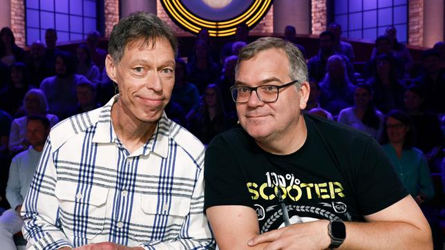 Bild: ARD/Morris Mac Matzen Rateteam-Kapitän Elton mit Schauspieler und Komiker Martin Schneider.