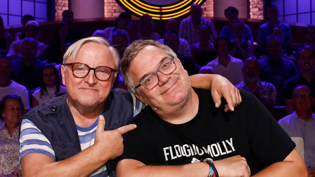 Bild: ARD/Morris Mac Matzen Rateteam-Kapitän Elton mit Schauspieler und Musiker Axel Prahl.