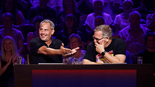 Bild: ARD/Morris Mac Matzen Rateteam-Kapitän Elton (re.) mit Schauspieler und Regisseur Moritz Bleibtreu (li.).