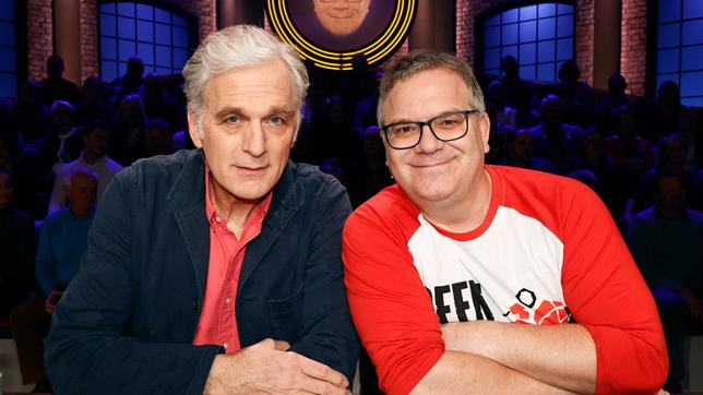 Bild: ARD/Morris Mac Matzen Rateteam-Kapitän Elton mit Schauspieler Walter Sittler.