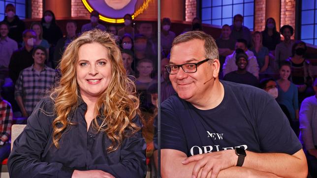 Bild: ARD/Morris Mac Matzen Rateteam-Kapitän Elton mit Schauspielerin Diana Amft.