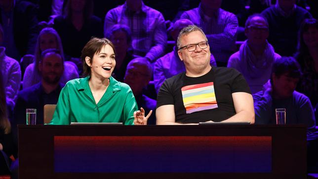 Bild: ARD/Morris Mac Matzen Rateteam-Kapitän Elton mit Schauspielerin Emilia Schüle.