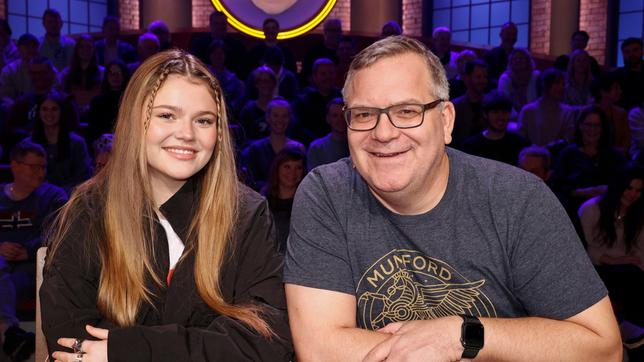 Bild: ARD/Morris Mac Matzen Rateteam-Kapitän Elton mit Schauspielerin Faye Montana.