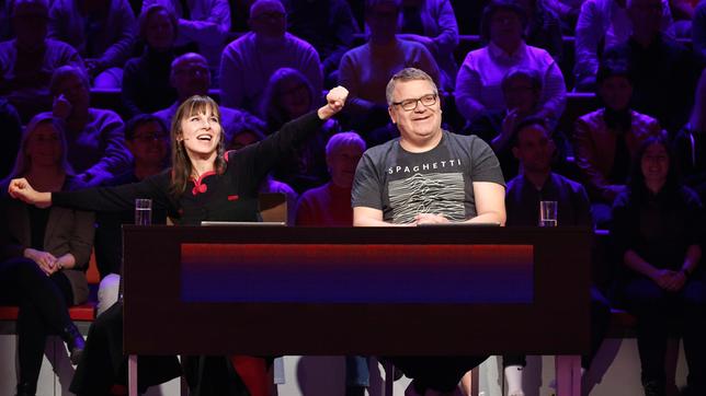 Bild: ARD/Morris Mac Matzen Rateteam-Kapitän Elton mit Schauspielerin Meret Becker.