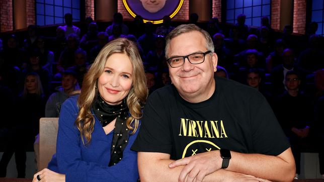 Bild: ARD/Morris Mac Matzen Rateteam-Kapitän Elton mit Schauspielerin Stefanie Stappenbeck.