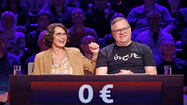 Bild: ARD/Morris Mac Matzen Rateteam-Kapitän Elton mit Schauspielerin Ulrike Folkerts.