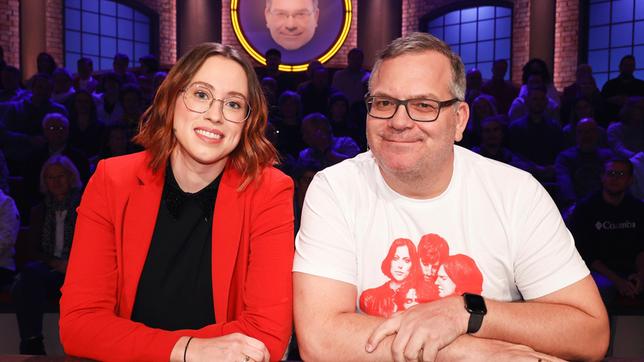 Bild: ARD/Morris Mac Matzen Rateteam-Kapitän Elton mit Schwimmsportlerin Sarah Wellbrock.