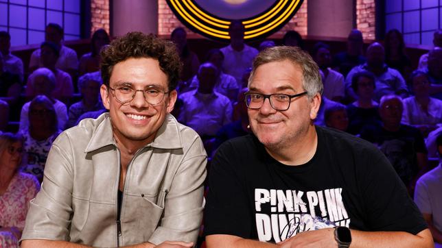 Bild: ARD/Morris Mac Matzen Rateteam-Kapitän Elton mit Singer-Songwriter Tim Kamrad.