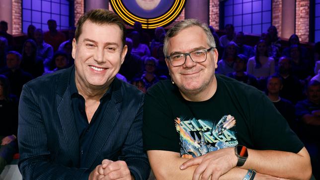 Bild: ARD/Morris Mac Matzen Rateteam-Kapitän Elton mit "Tagesschau"-Sprecher und Fernsehmoderator Jens Riewa.