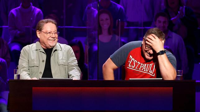 Bild: ARD/Morris Mac Matzen Rateteam-Kapitän Elton und der Comedian Jürgen von der Lippe bilden ein Rateteam.