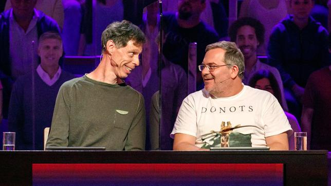 Bild: ARD/Morris Mac Matzen Rateteam-Kapitän Elton und der Comedian Martin Schneider bilden ein Rateteam.