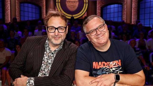Bild: ARD/Morris Mac Matzen Rateteam-Kapitän Elton und der Comedian Paul Panzer bilden ein Rateteam.