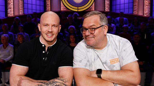 Bild: ARD/Morris Mac Matzen Rateteam-Kapitän Elton und der ehemalige Kunstturner Fabian Hambüchen bilden ein Rateteam.