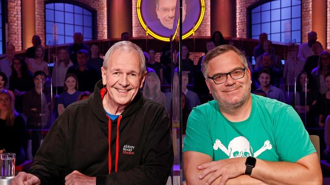 Bild: ARD/Morris Mac Matzen Rateteam-Kapitän Elton und der Fernsehmoderator Fritz Egner bilden ein Rateteam.