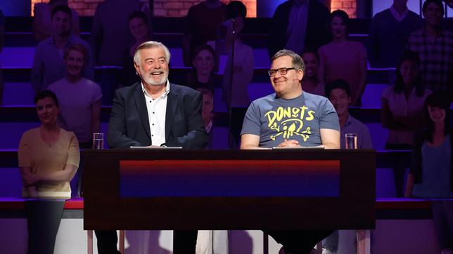 Bild: ARD/Morris Mac Matzen Rateteam-Kapitän Elton und der Fernsehmoderator Harry Wijnvoord bilden ein Rateteam.