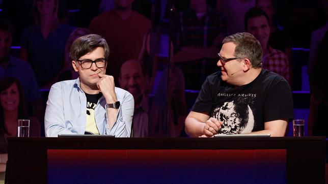 Bild: ARD/Morris Mac Matzen Rateteam-Kapitän Elton und der Fernsehmoderator Ralph Caspers bilden ein Rateteam.