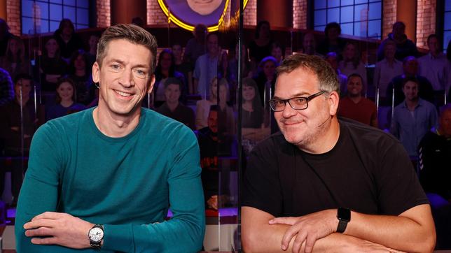 Bild: ARD/Morris Mac Matzen Rateteam-Kapitän Elton und der Fernsehmoderator Steffen Hallaschka bilden ein Rateteam.