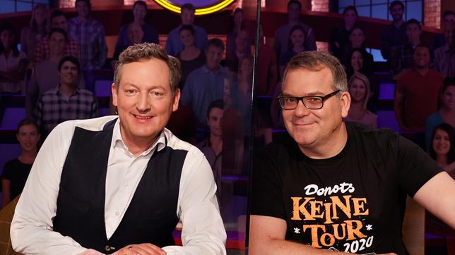 Bild: ARD/Morris Mac Matzen Rateteam-Kapitän Elton und der Fernsehmoderator und Arzt Dr. Eckart von Hirschhausen bilden ein Rateteam.