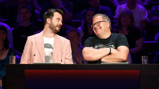 Rateteam-Kapitän Elton und der „Jäger“ aus der ARD Quizsendung "Gefragt – Gejagt", Sebastian Klussmann bilden ein Rateteam.